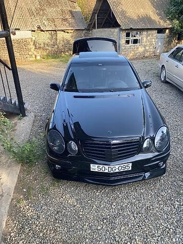 mercedes c190: Mercedes-Benz E‑Class (W211) sedan – qara rəng, AMG üslublu eksteryer — 9