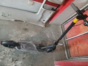 skuter almaq: Elektrik skuter – qara rəngdə, şəhər üçün kompakt model — 2