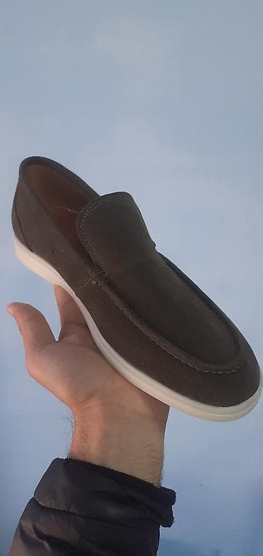 Kişi mokasinləri – qəhvəyi süet üst, ağ yüngül rezin altlıq.Aptavoy
