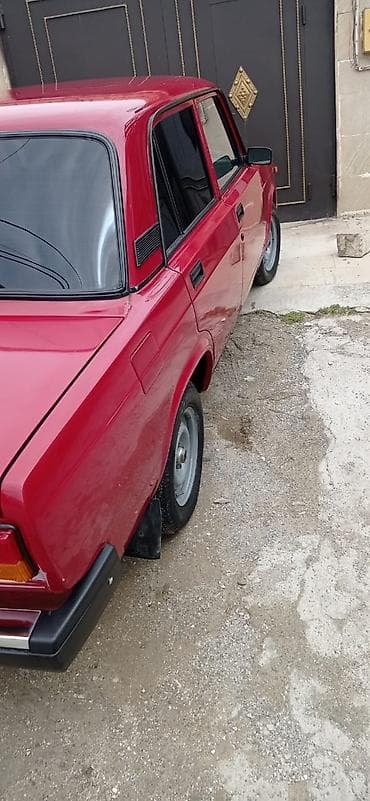 07 maşını: VAZ 2107 sedan – klassik dizaynlı, qırmızı rəngli. Texniki və xarici — 4