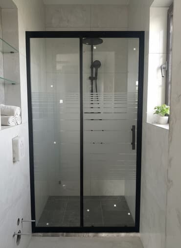 şüşə qaplar: Qara çərçivəli, şüşə panelləri üfüqi zolaqlarla bəzədilmiş duş — 1
