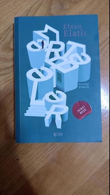 Художественная литература: Elxan Elatlı – 3 kitab. her birinin qiymeti 6 man. elmler — 4