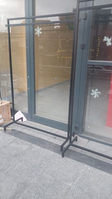 Setka vitrinləri: Metal geyim asılqanı – sərt, möhkəm profil borudan hazırlanmış sərbəst — 1