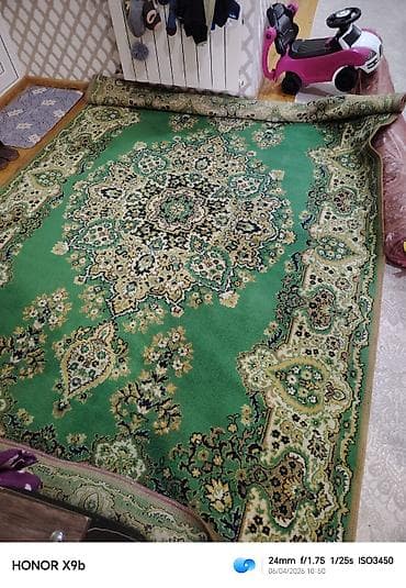 qedimi xalca: Yaşıl rəng tonlarında klassik naxışlı xalça - Rəng: parlaq yaşıl fon — 1