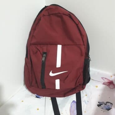 Tünd qırmızı rəngdə neylon materialdan hazırlanmış, həm gündəlik