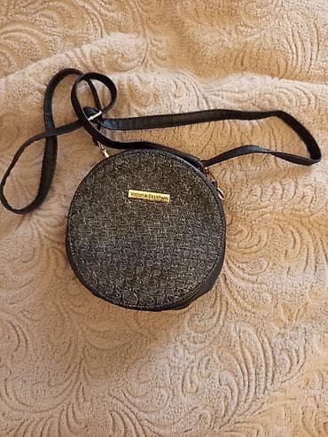 pudel satilir 2020: Dairəvi formalı çiyin çantası. Ön hissədə “Victoria Beckham” yazılı — 1