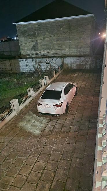 Toyota Corolla, ağ rəng,sedan gövdə. I - Nömrə nişanı: 99-KY-573 — 2