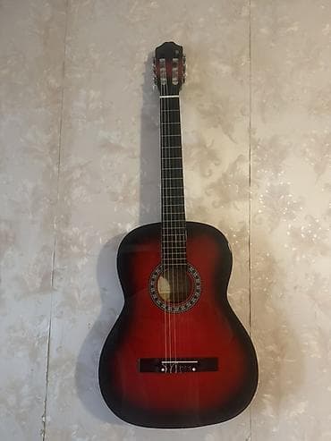 Klassik akustik gitara - Korpus: tam ölçülü klassik forma, parlaq