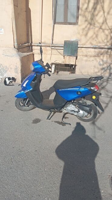 Moped/scooter – ZIGZAG, mavi rəng. Xüsusiyyətlər: - Şəhər içi rahat