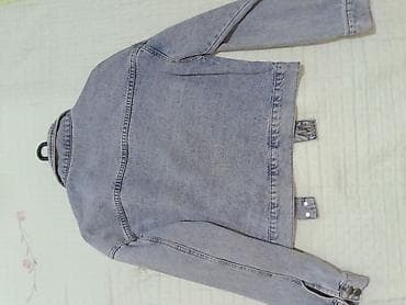 ust geyimləri: Açıq mavi yuyulmuş effektli cins gödəkçə. Klassik düz kəsim, çevrilən — 1