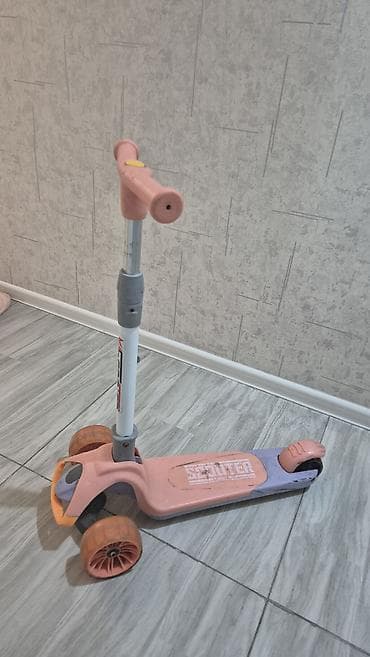 Uşaq üçün 3 tekerli scotter.tam işlek veziyyetdedor.tekerlerde isigi