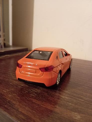 xrustal vazalar: LADA Vesta miniatür model avtomobil (oyuncaq/kolleksiya)Sedan - — 2