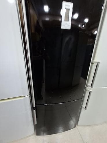 Qara rəngli, alt kamerasi dondurucu olan iki qapılı soyuducu