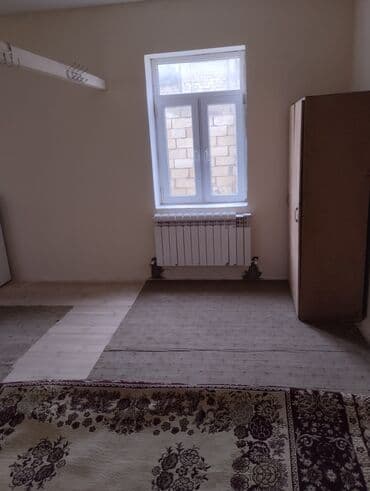 Bu mənzil yaşayış üçün rahat və funksional bir məkan təmin edir. Geniş