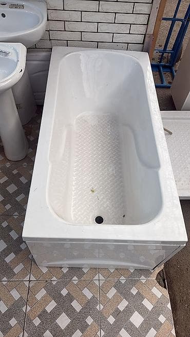 Akril vanna - Material: parlaq ağ akril - Ölçü: təxminən orta ölçülü