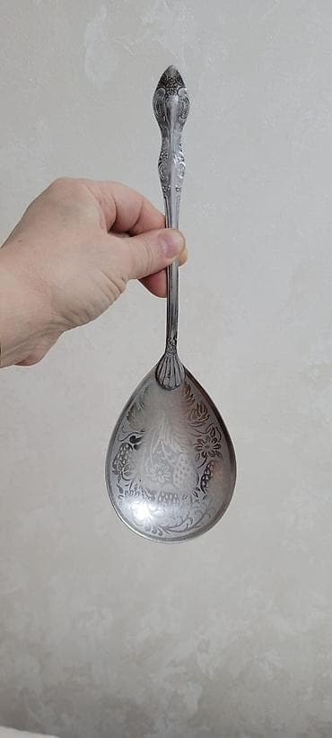 Metal qaşıq – dekorativ oyma naxışlı - Material: metal (gümüşü rəng)