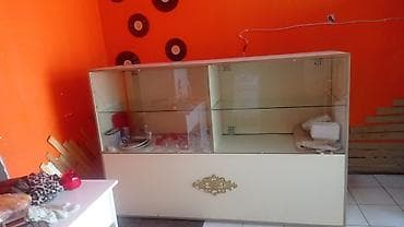 Şüşə vitrin–stend - Material: ön və yuxarı hissə tam şüşə, içəridə 1 — 2