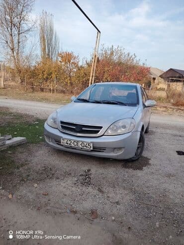 mersedes dört göz: Sedan avtomobil – gümüşü rəng, 4 qapı, tam ölçülü baqaj. Ön və arxa — 1