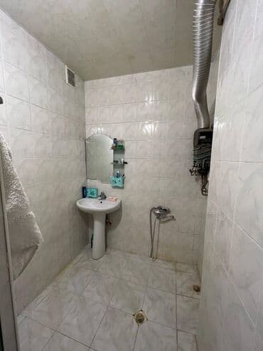 9 ci mikrorayon satilan evler: Bakı, 3 otaqlı, Köhnə tikili, m. Qara Qarayev, 80 kv. m — 10