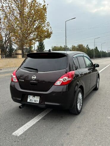 toyota prado qiymeti azerbaycanda: Nissan Tiida hatchback - Korpus: 5 qapılı hatchback, tünd qəhvəyi — 2
