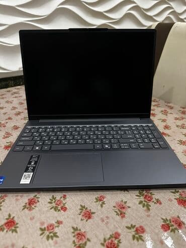 Intel Core i7, 16 GB, 15.4 "