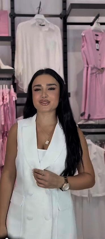 Ağ rəngli qadın jilet – klassik, uzadılmış fason. - Model: ikicərgəli