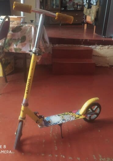 Sarı rəngli, yığcam dizayna malik bu skuter uşaqlar üçün əla seçimdir