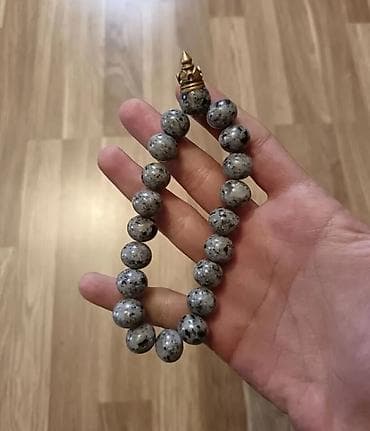 Tamamilə orijinal, xüsusi əl işi olan təbii daş təsbeh satılır. Adi