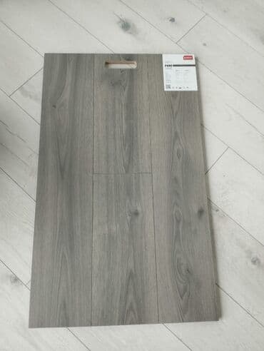 Ağac naxışlı, boz rəngli laminat döşəmə nümunəsi. Bu nümunə, döşəmə