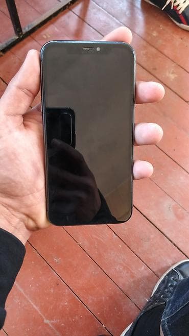 Smartfon – tam ekranlı, ön paneldə damla formalı deyil, klassik dar