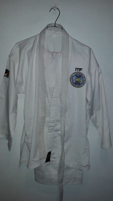 tikinti avadanlıqları: Taekvondo üçün tam ekipaj dəsti Tərkib: - ITF loqolu taekvondo — 3