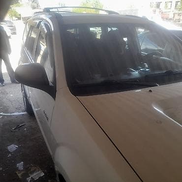 avtomobil satiwi: Great Wall Hover H3, ağ rəngli, 7 yerlik SUV. Xüsusiyyətlər: - Geniş — 5