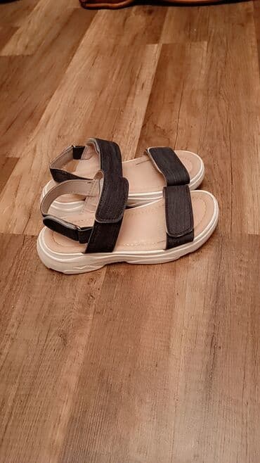 белые босоножки на тракторной подошве: İki kəmərli, velcro bağlamalı, tünd göy rəngdə uniseks sandal — 3