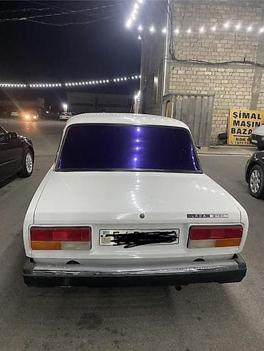 qaz 69 satilir: VAZ 2107 sedan – ağ rəng Xüsusiyyətlər: - Kuzov: 4 qapılı sedan, arxa — 5