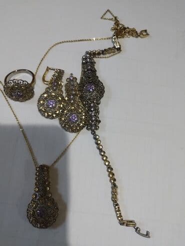 qaqa dəsti: Zərgərlik dəsti – klassik və zərif üslub - Komplekt tərkibi: - Uzun — 2