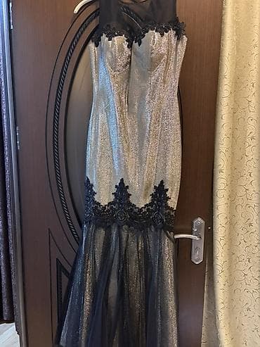 bu ilin debi: Şık axşam geyimi – balıq kəsimli - Rəng: qızılı-metallic parıltı və — 2