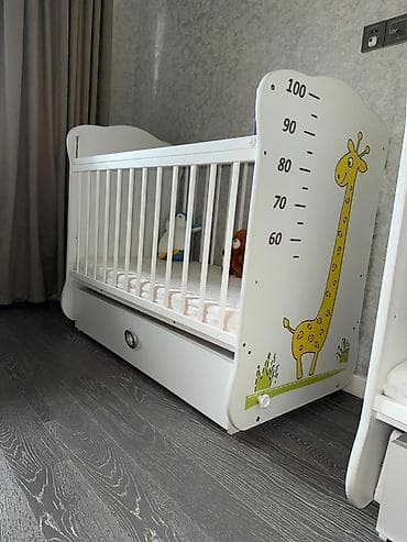 Uşaq beşiyi – ağ rəngdə, klassik barmaqlıqlı model. Xüsusiyyətlər: - — 4