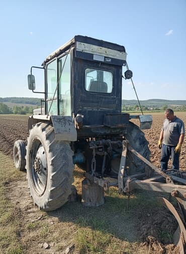 Traktor satılır – kabinalı, 4x2 təkər formulası, ön dar təkərli