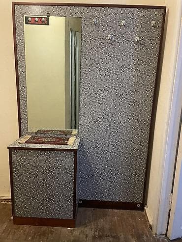 ara kesme perde: Dəhliz üçün funksional paltar asqısı və güzgülü konsol dəsti. - — 1