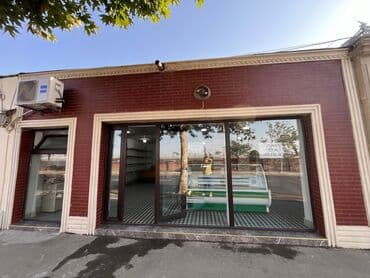 сайты по недвижимости: Kərpic fasadlı və böyük vitrin pəncərələri olan kommersiya obyektidir — 1