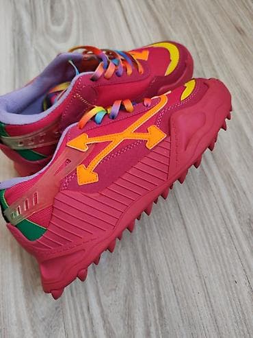 ket ayaqqabilar: Rəngli idman ayaqqabısı – treyl/çöl üslubunda. - Parlaq çəhrayı baza — 2