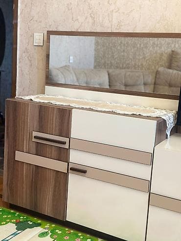 Qonaq otağı üçün mebel dəsti. Tərkibi: - Geniş komod – üstündə uzun