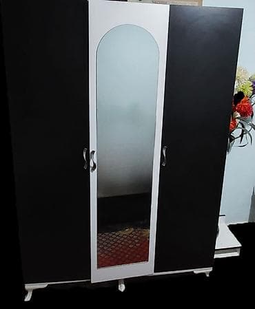 gul: Üçqapılı paltar dolabı - Dizayn: qara korpus, ağ ön panel və ortada — 1