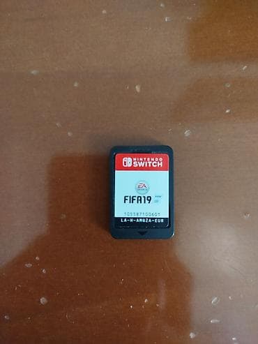 Xbox Series S: Nintendo Switch oyun konsolu – boz Joy-Con nəzarətçiləri ilə.Bircə sol — 4