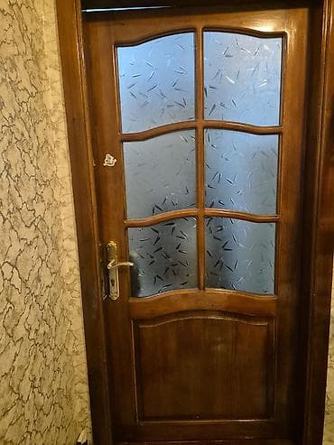 qapi pencere plastik: 3 qapı birlikdə 150 manat,1-i 50 manatdır.Ağac qapılar dəsti - — 2