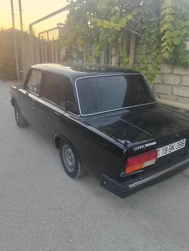 byd diski: LADA 2107 sedan təqdim olunur. Avtomobil qara rəngdədir və klassik — 2