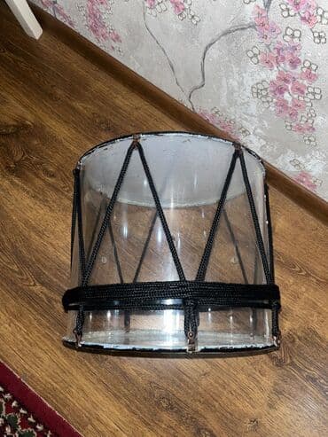 Gitaralar: Nagara 33-lük şüşə nağara normal vəziyyətdədi. Profesional nağaradı — 7