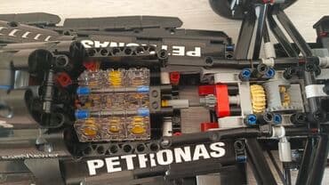 oyuncaq robot: F1 mercedes petronas 
65х27х15 sm — 3