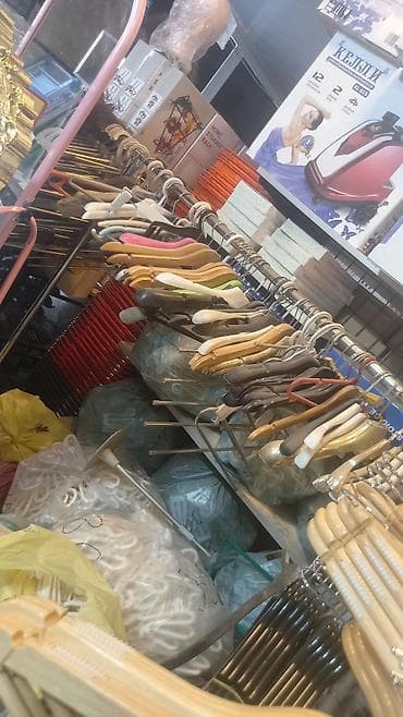 Rəf vitrinləri: Geyim asılqanları – geniş seçim - Materiallar: ağac, plastik, metal — 2