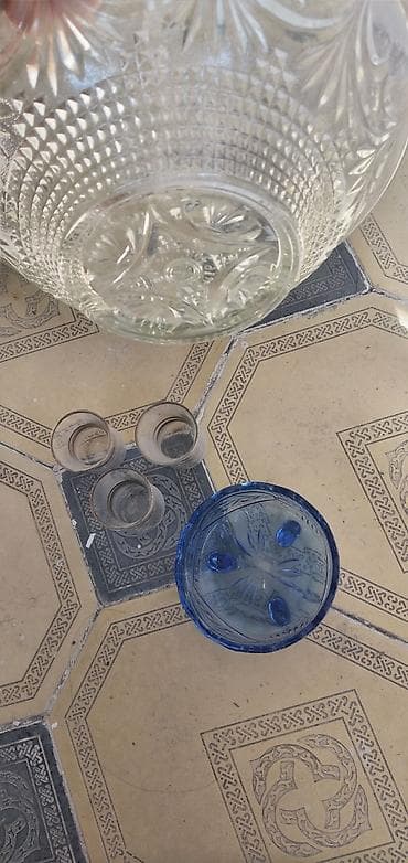 balaca tort sekilleri: - 1 ədəd iri, şəffaf şüşədən budaq və romb naxışlı meyvə/salatyönlük — 3